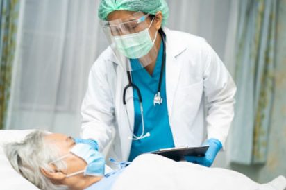 Enfermeira cuidando do paciente