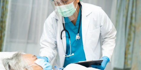 Enfermeira cuidando do paciente